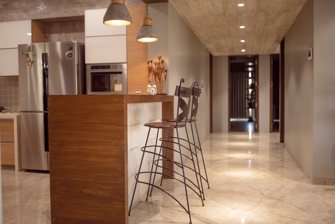 Blaty kuchenne z drewna i oświetlenie LED – jak łączyć, aby uzyskać idealny efekt?