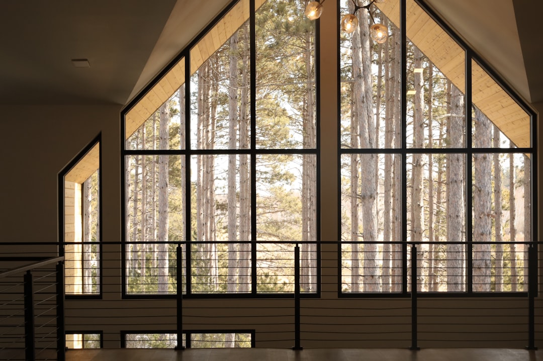 Parapety drewniane – dlaczego wracają do wnętrz w stylu nowoczesnym?